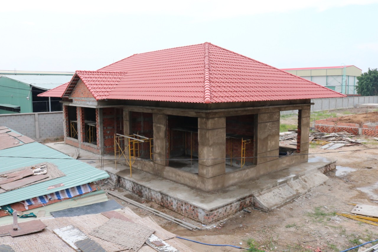 nha-thau-thi-cong-mai-ngoi-tai-ben-tre